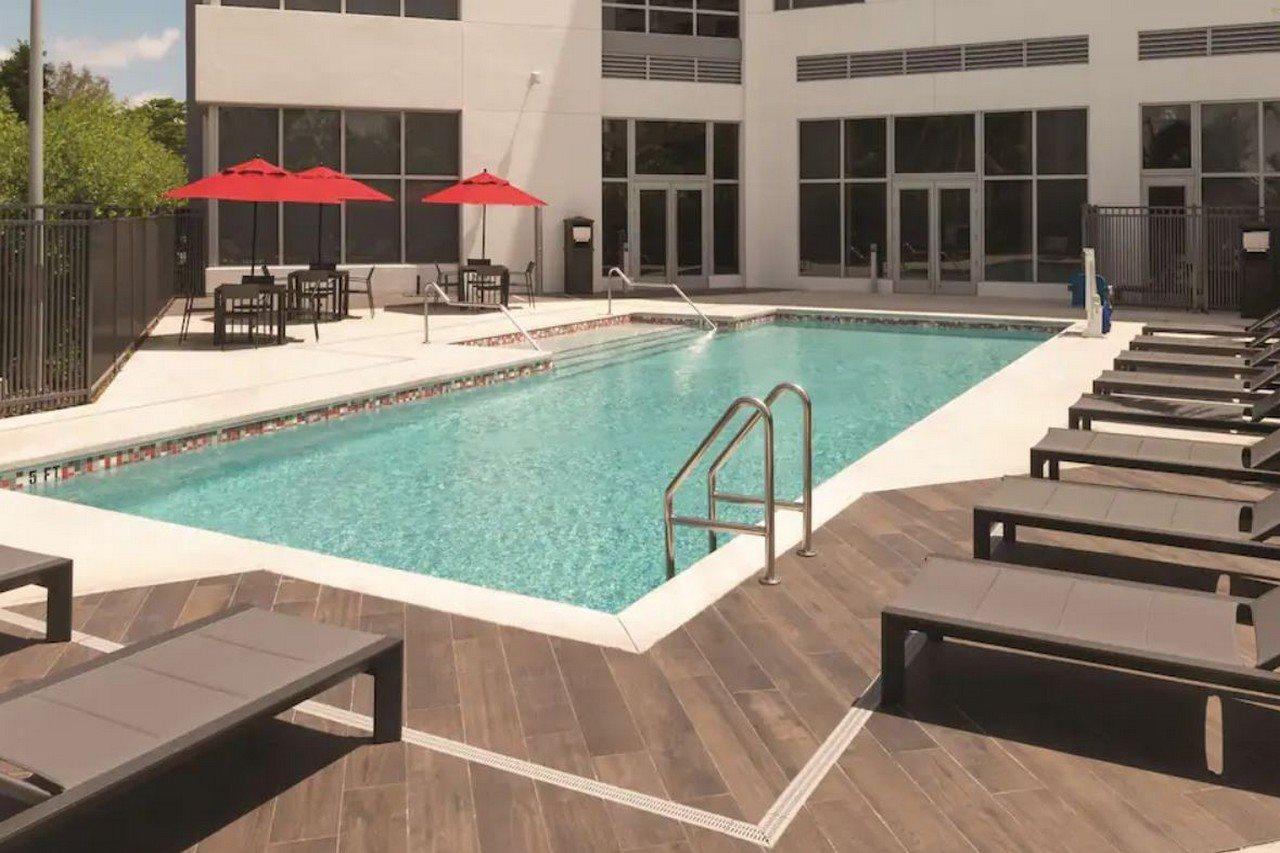 Готель Radisson Red Miami Airport Miami Springs Екстер'єр фото