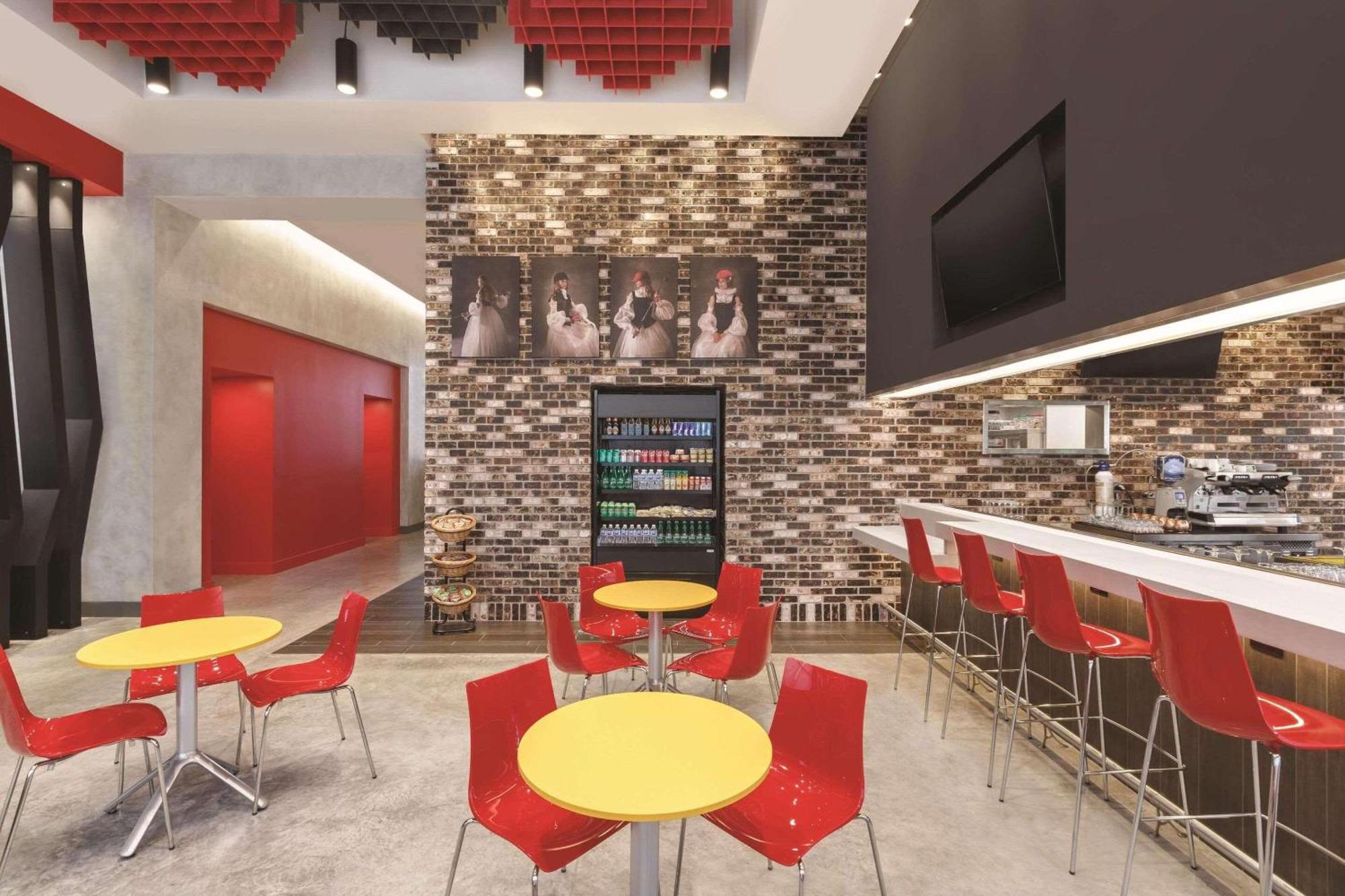Готель Radisson Red Miami Airport Miami Springs Екстер'єр фото